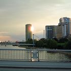 Blick auf Main sowie Westhafentower bei untergehender Sonne