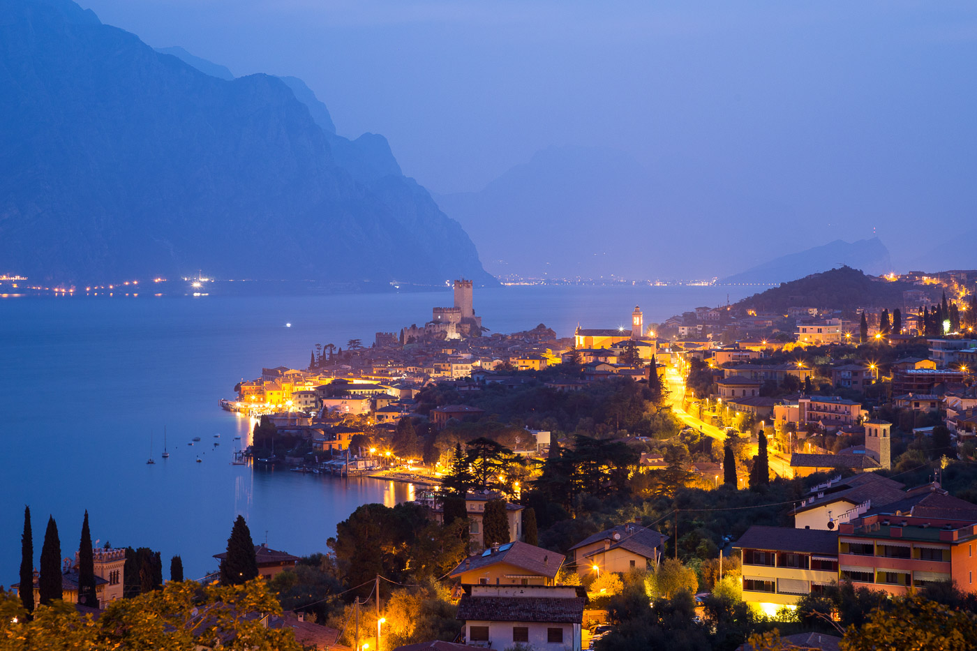 Blick auf Malcesine am Gardasee zur blauen Stunde