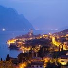 Blick auf Malcesine am Gardasee zur blauen Stunde