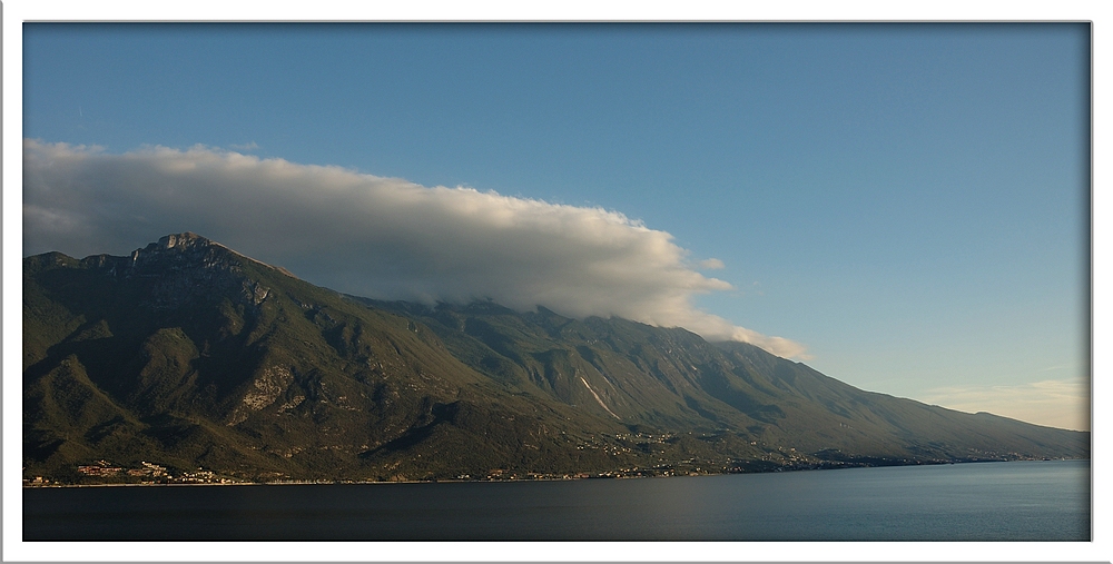 Blick auf Malcesine an einem Oktoberabend