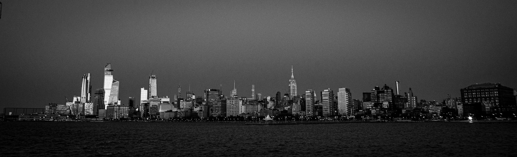 Blick auf Manhatten bei Nacht