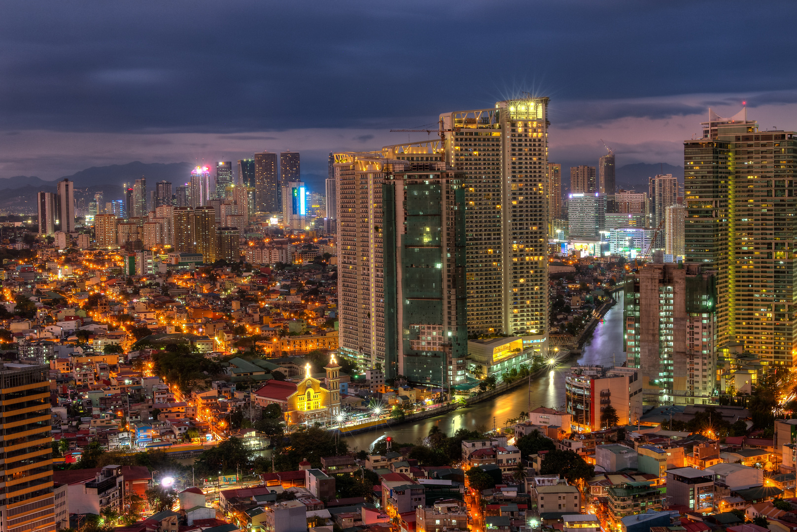 Blick auf Manila, Stadtteil Poblacion, mit Pasig River abends