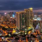 Blick auf Manila, Stadtteil Poblacion, mit Pasig River abends