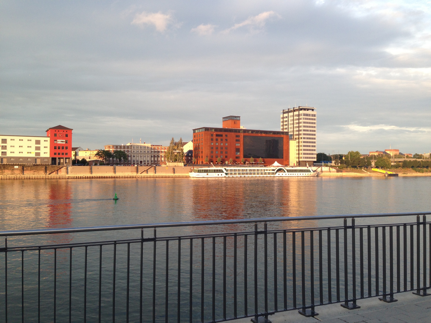 Blick auf Mannheim über den Rhein von Ludwigshafen aus