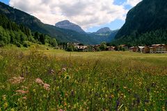 Blick auf Mazzin im Fassatal