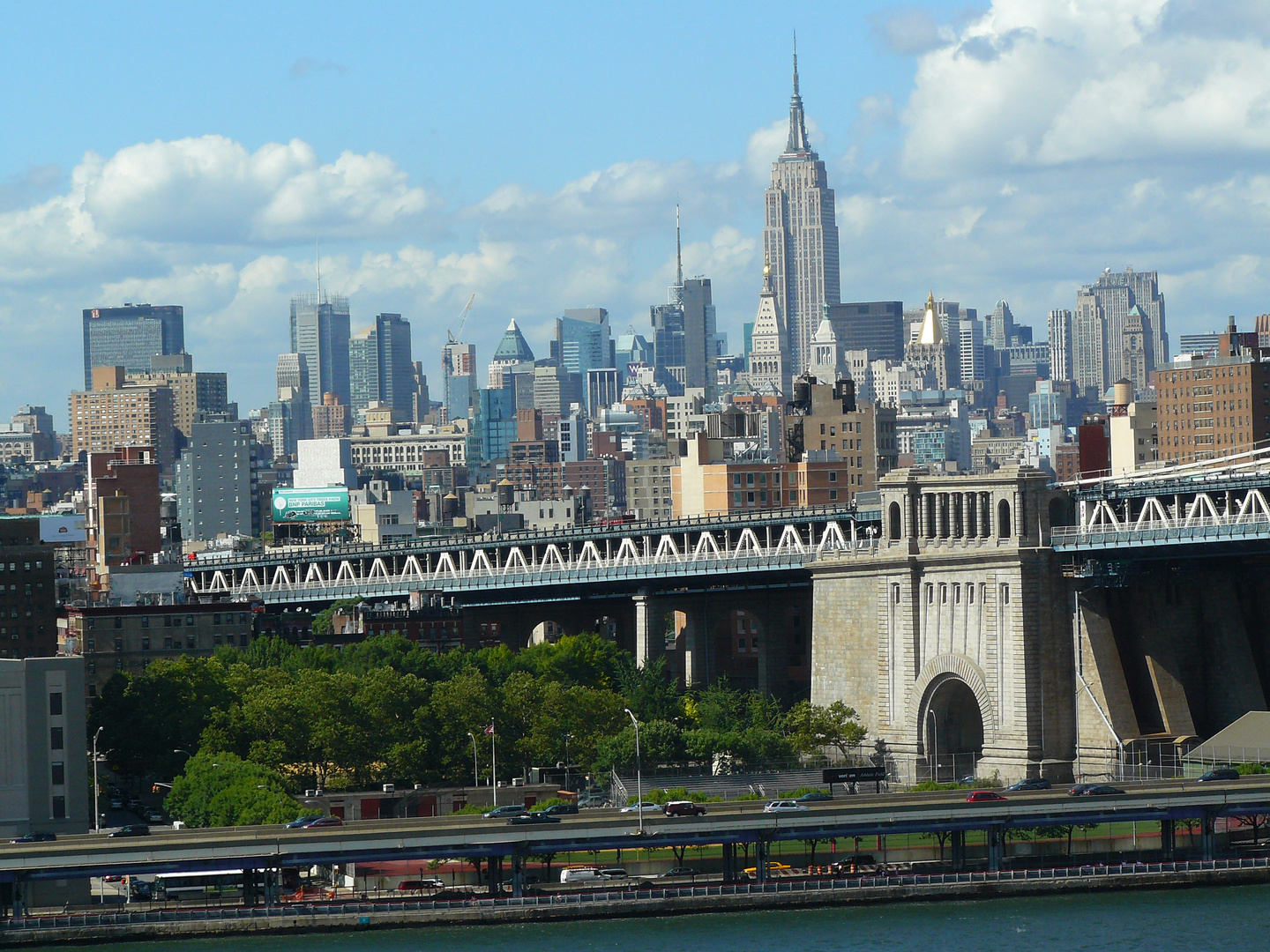 Blick auf Midtown und Brückenrampe Manhattan Bridge