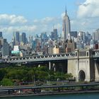 Blick auf Midtown und Brückenrampe Manhattan Bridge