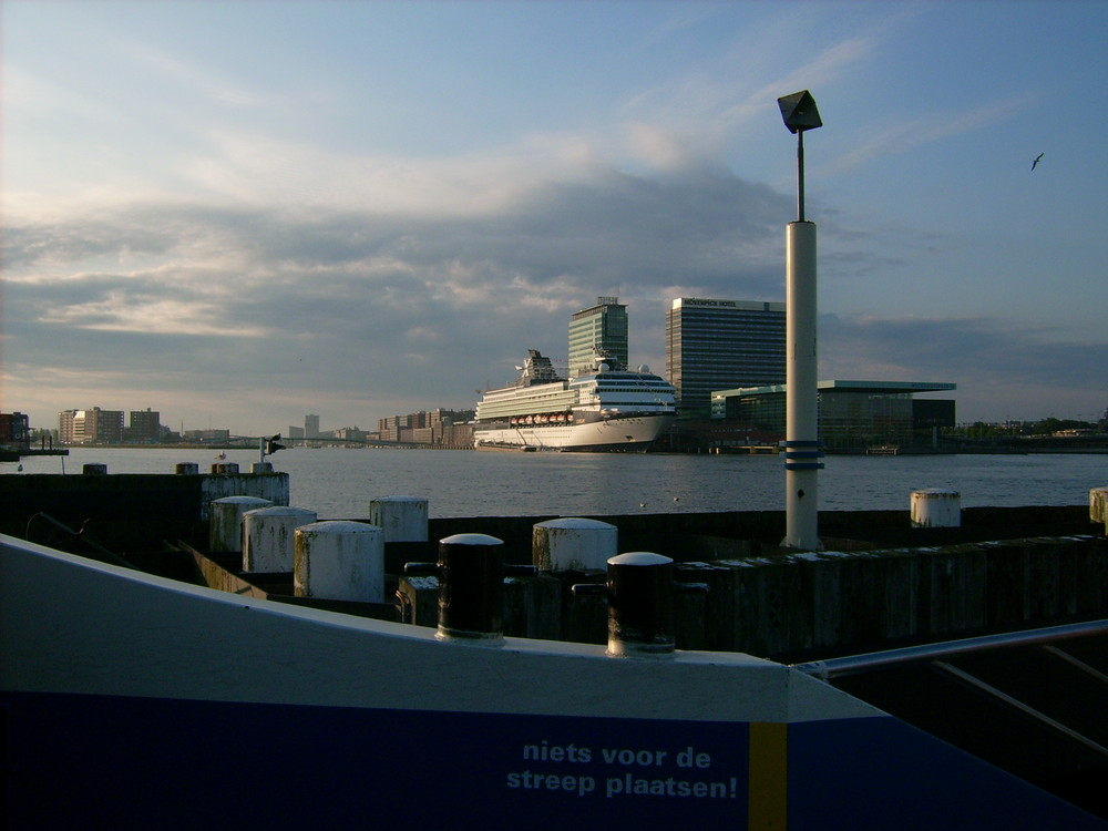 Blick auf Mövenpick Hotel in Amsterdam von der Fähre