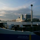 Blick auf Mövenpick Hotel in Amsterdam von der Fähre