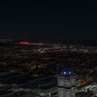 Blick auf München bei Nacht mit BMW und Allianzarena