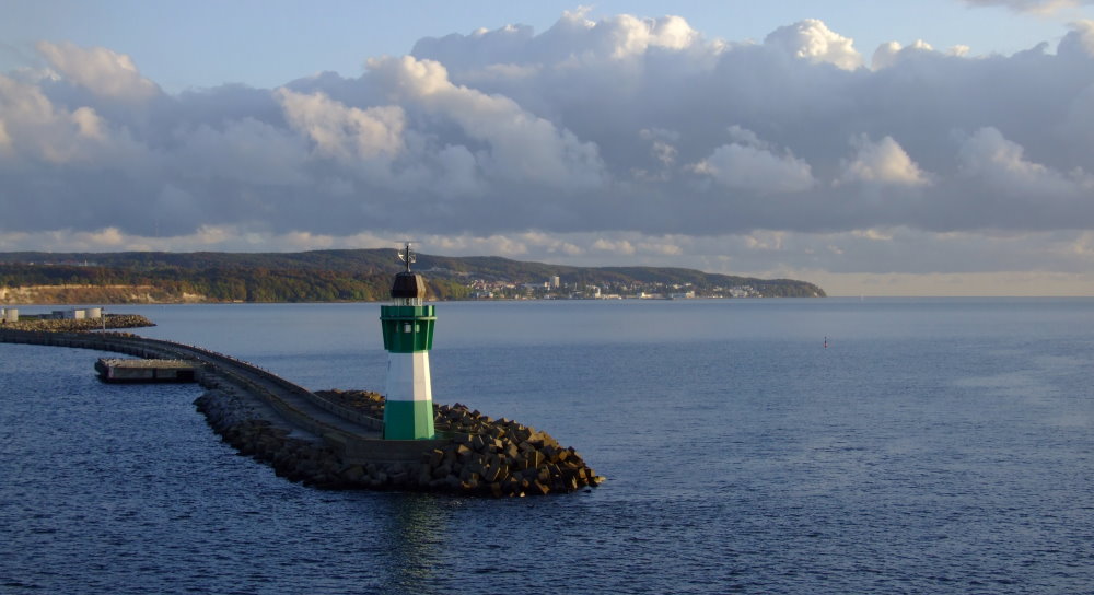 Blick auf Mukraner Leuchtturm und Sassnitz