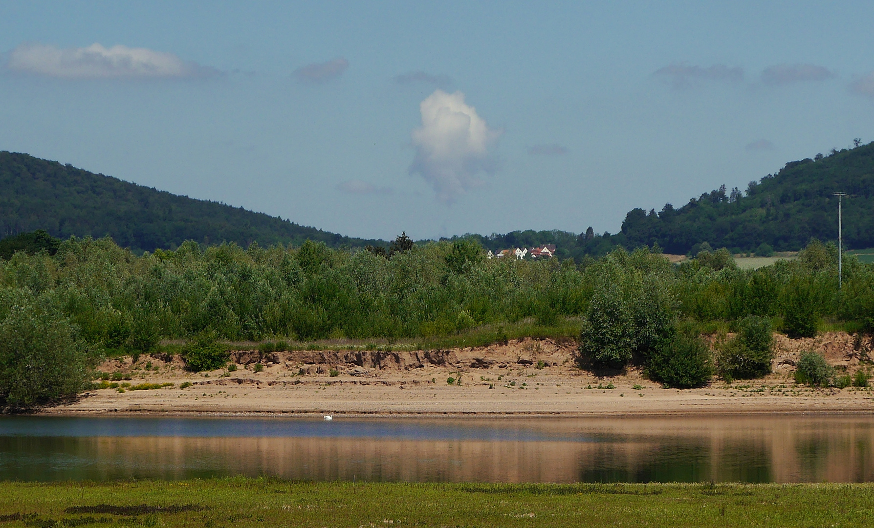 Blick auf Nester der Uferschwalben