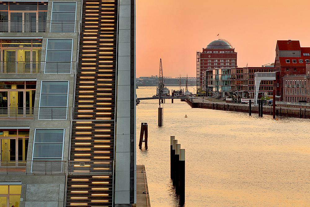 Blick auf Neumühlen mit dem Dockland im Vordergrund links