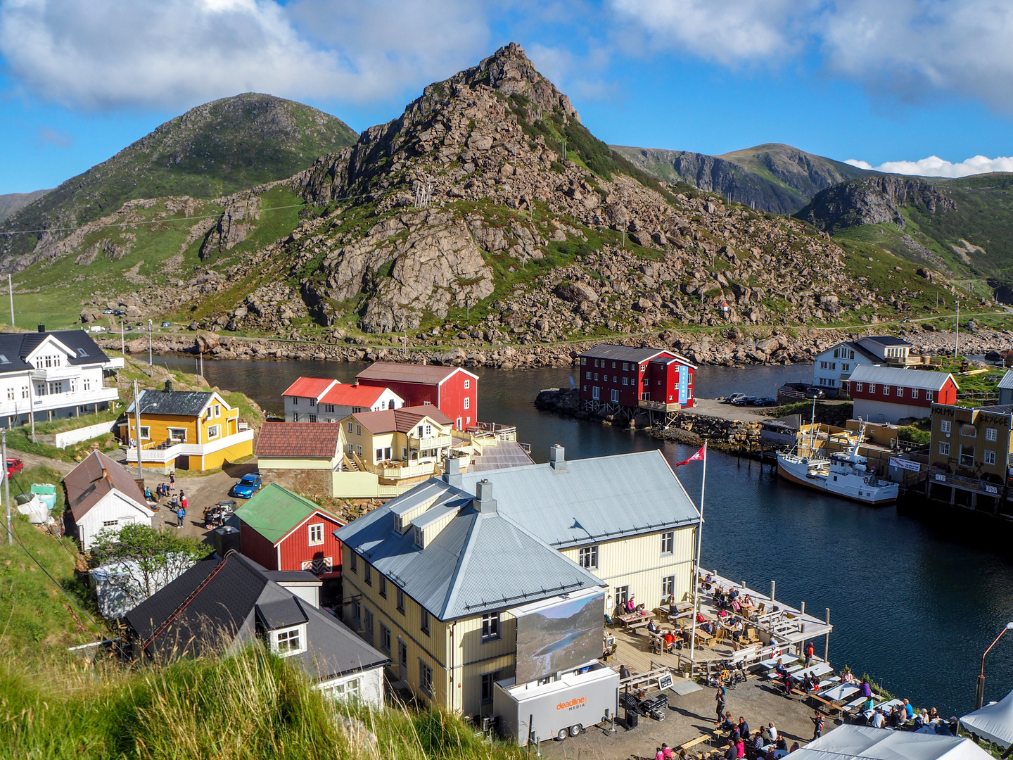 Blick auf Nyksund und den Festplatz