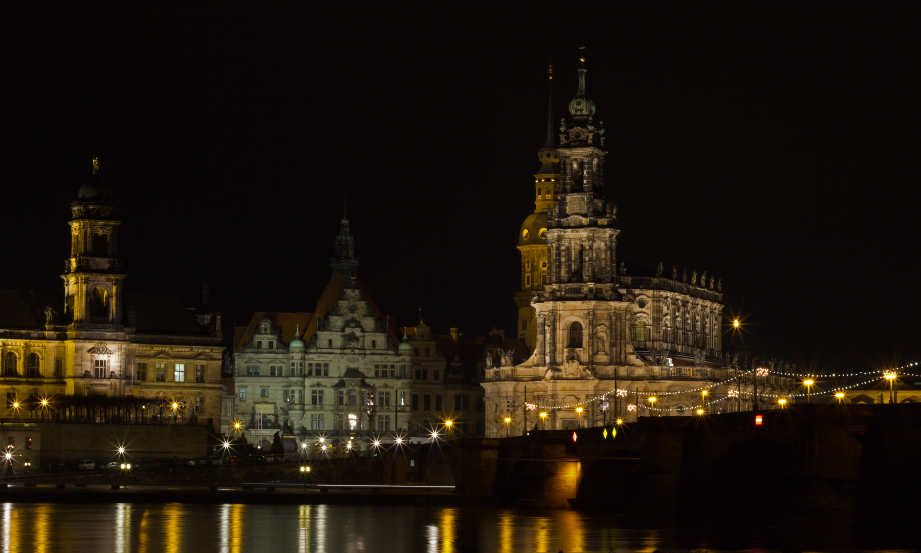 Blick auf Oberlandesgericht und Katholische Hofkirche in Dresden