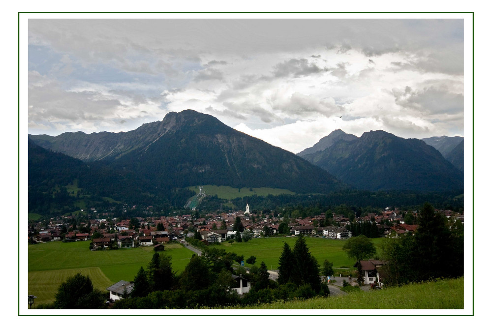 Blick auf Oberstdorf und Schattenbergschanze bei heraufziehendem Gewitter