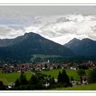 Blick auf Oberstdorf und Schattenbergschanze bei heraufziehendem Gewitter