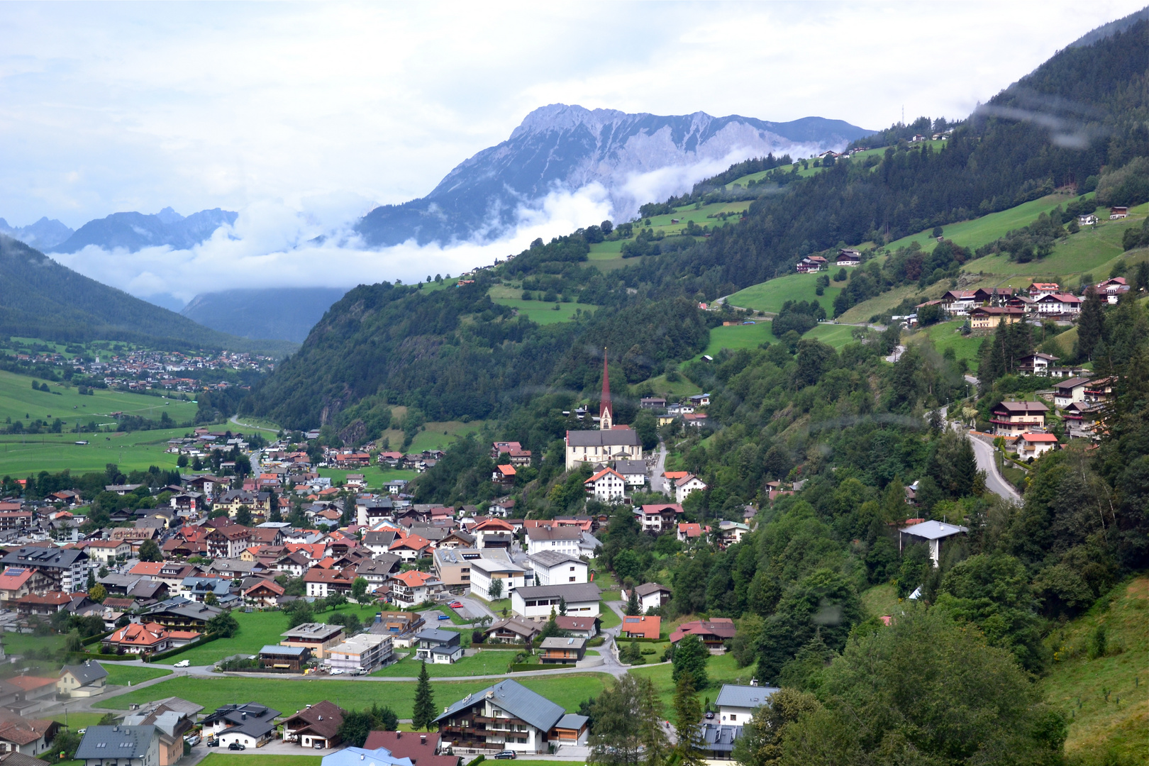 Blick auf Ötz aus der Gondel bei der Auffahrt mit der Acherkogelbahn