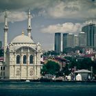 Blick auf Ortaköy-Moschee und Levent