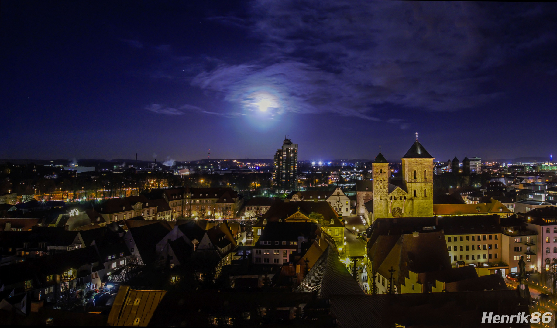 Blick auf Osnabrück bei Vollmond