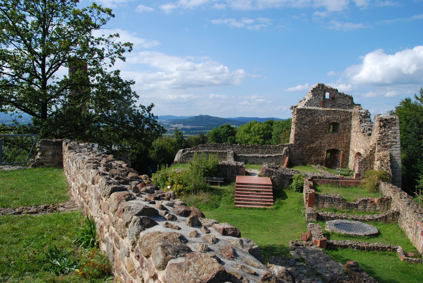 Blick auf Palas und Zisterne