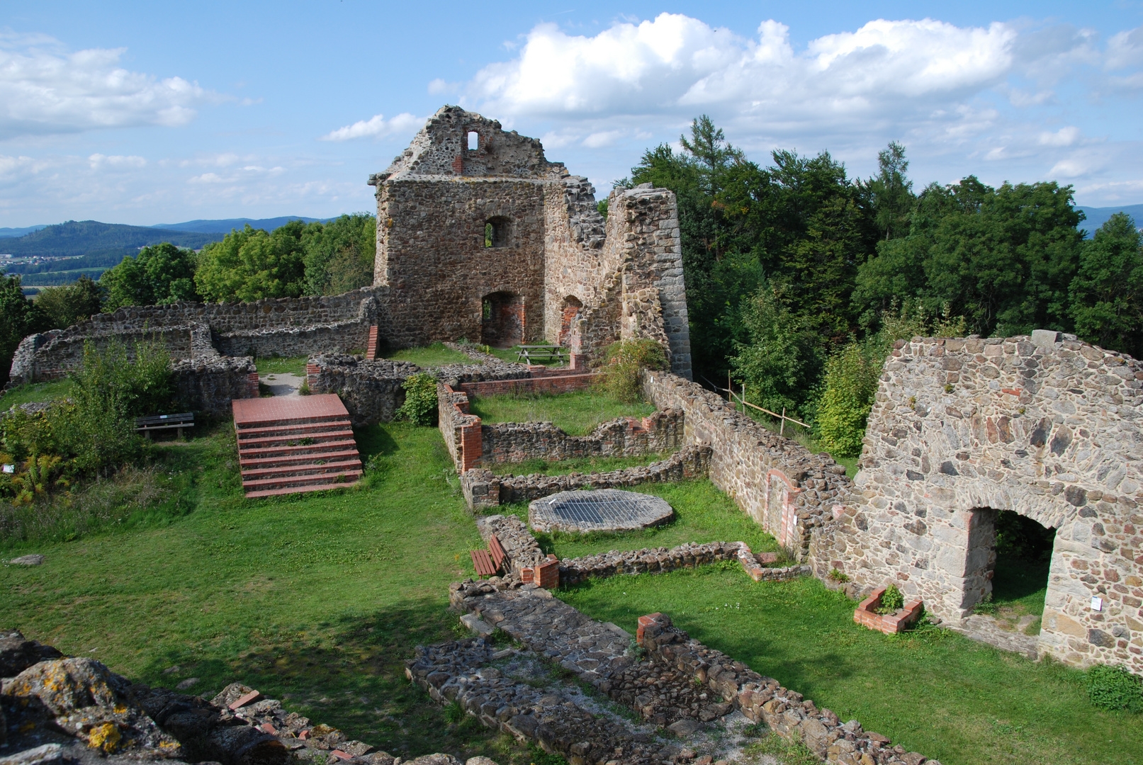 Blick auf Palas und Zisterne