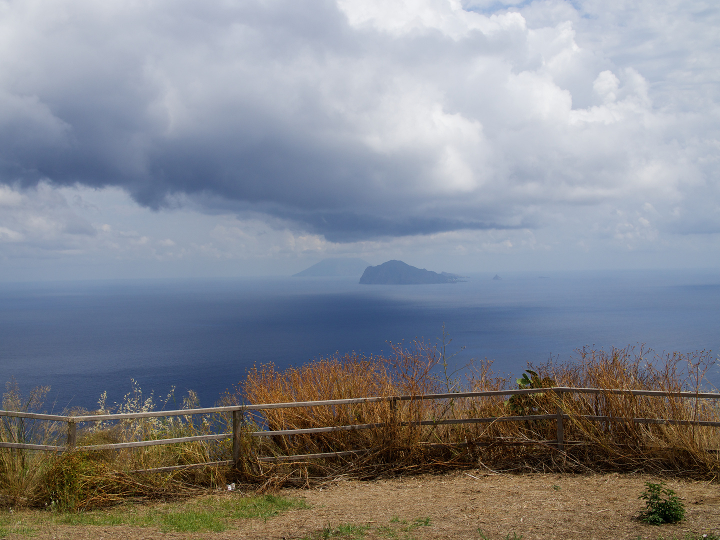 Blick auf Panarea und Stromboli