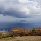 Blick auf Panarea und Stromboli