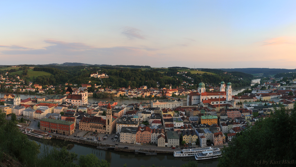 Blick auf Passau im Abendlicht..