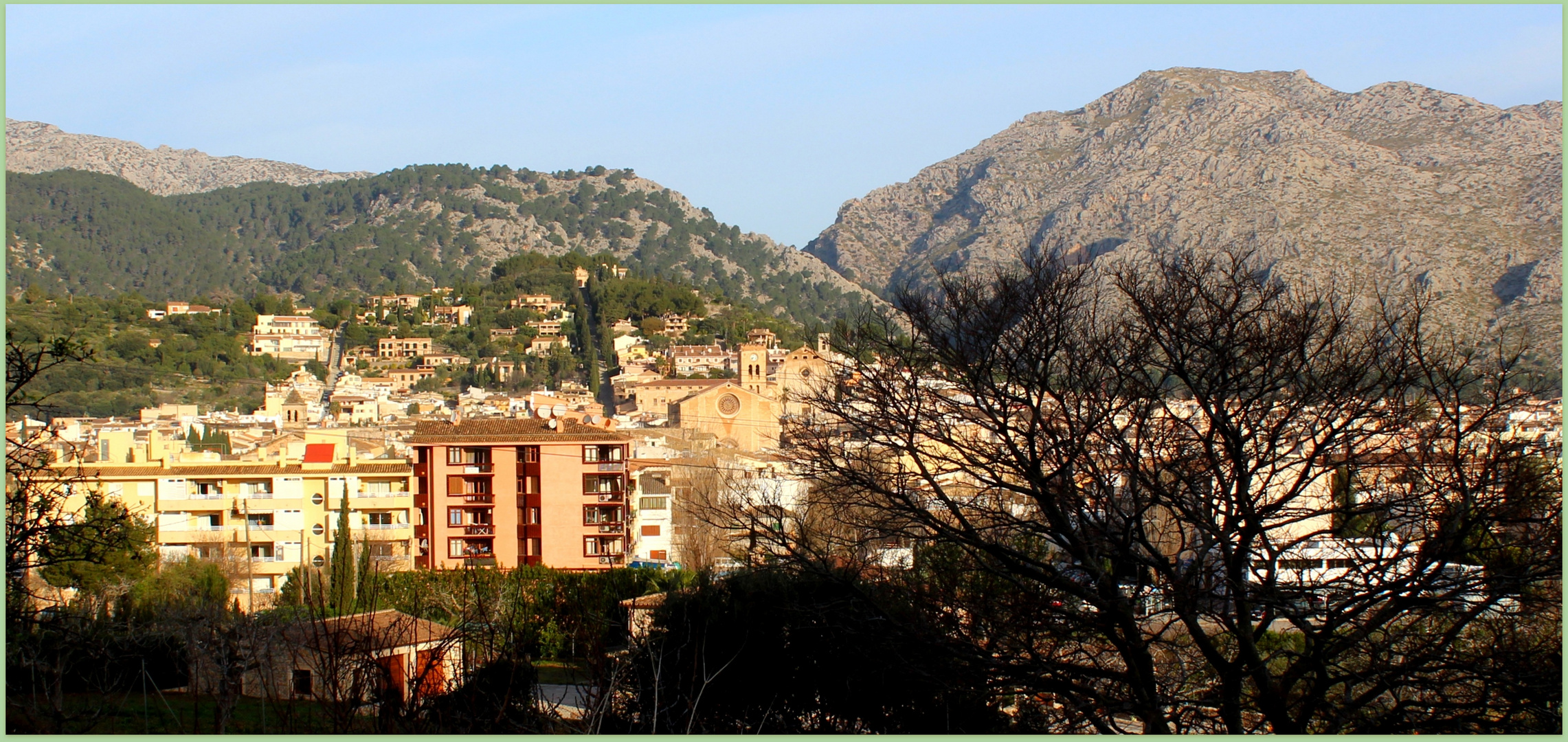 Blick auf Pollensa mit Pfarrkirche und Kalvarienberg