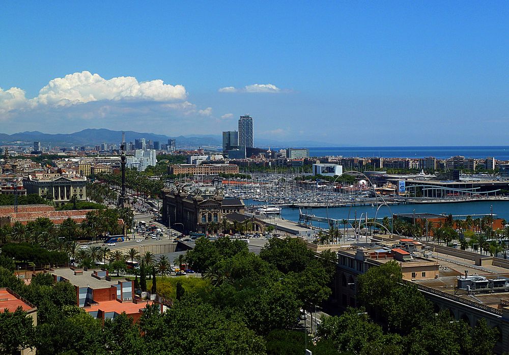 Blick auf Port Vell in Barcelona vom Hausberg Montjuic