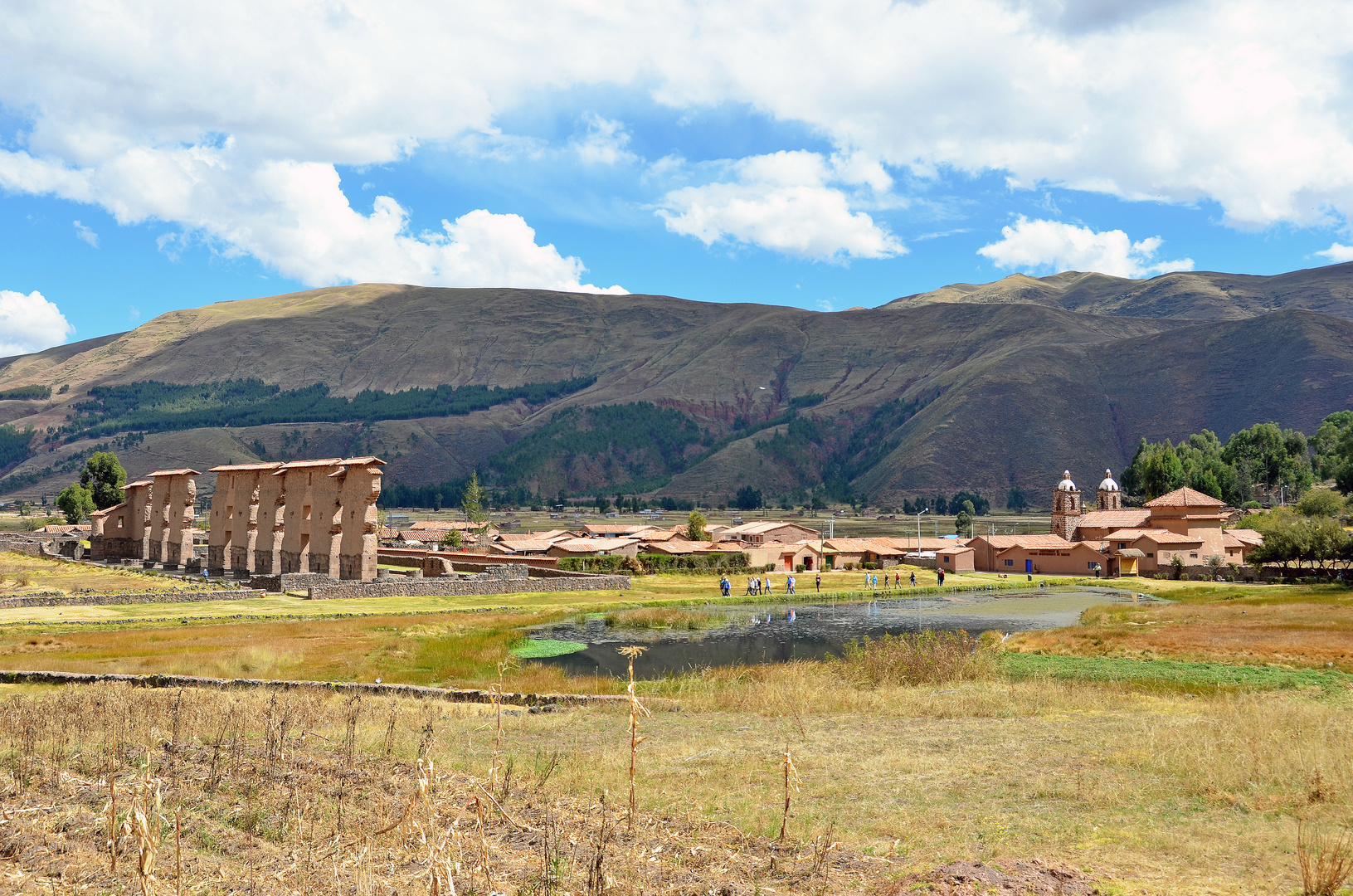 Blick auf Raqchi, eine alte Tempelanlage der Inkas
