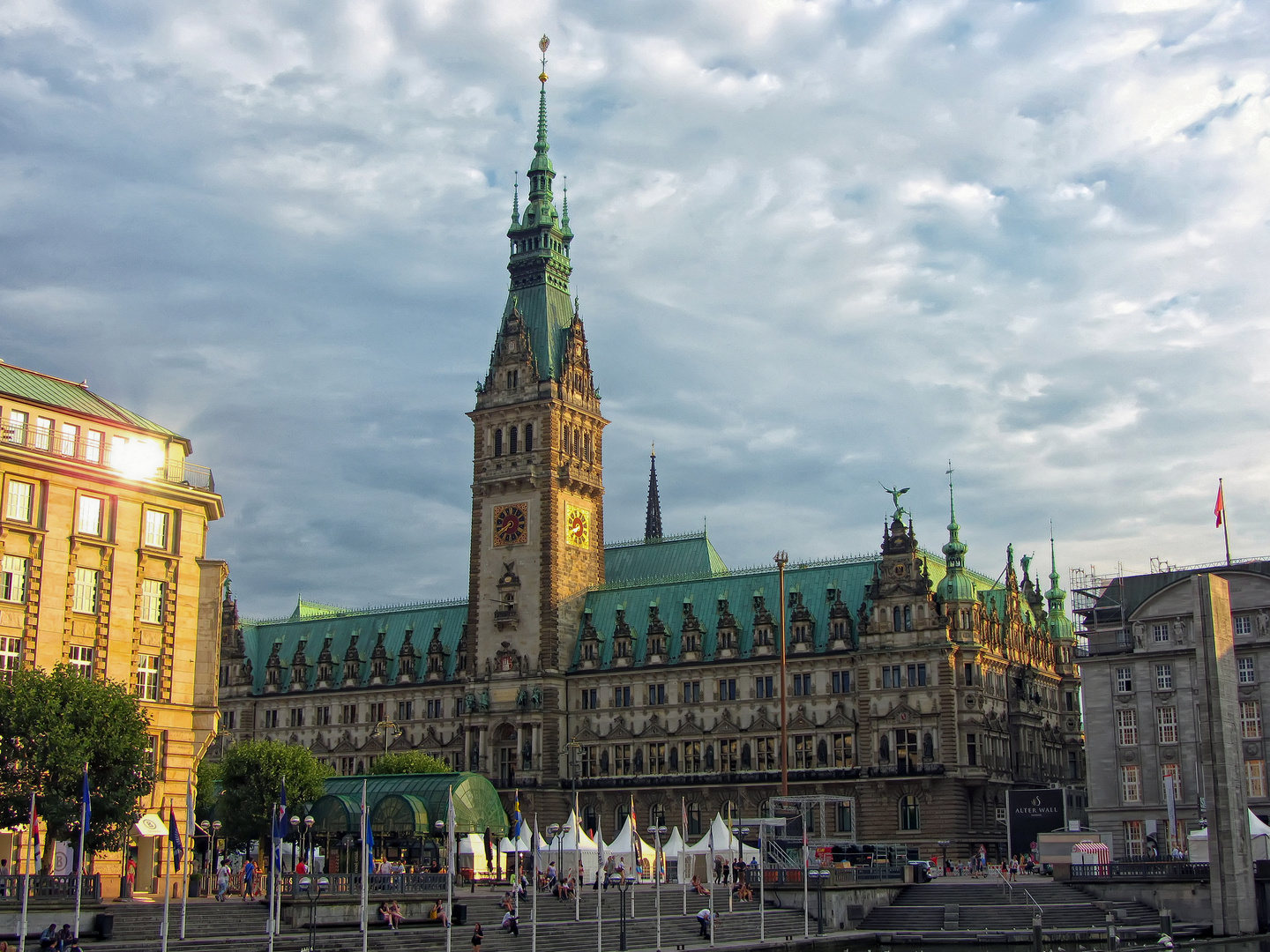 Blick auf Rathaus Hamburg am Abend
