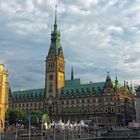 Blick auf Rathaus Hamburg am Abend