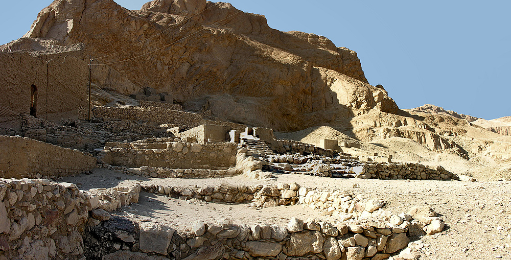 Blick auf Reste von verschiedenen Grundmauern nördlich von der Hathorkapelle in Deir el Medine