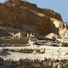 Blick auf Reste von verschiedenen Grundmauern nördlich von der Hathorkapelle in Deir el Medine