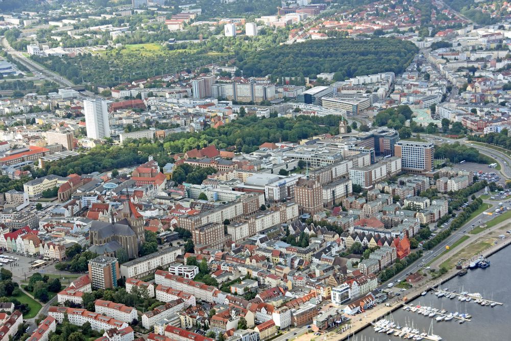 Blick auf Rostock vom Helikopter