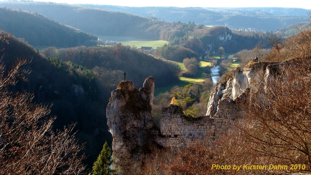 Blick auf Ruine Gebrochen Gutenstein und das Donautal (View of castle ruin Gebrochen Gutenstein)