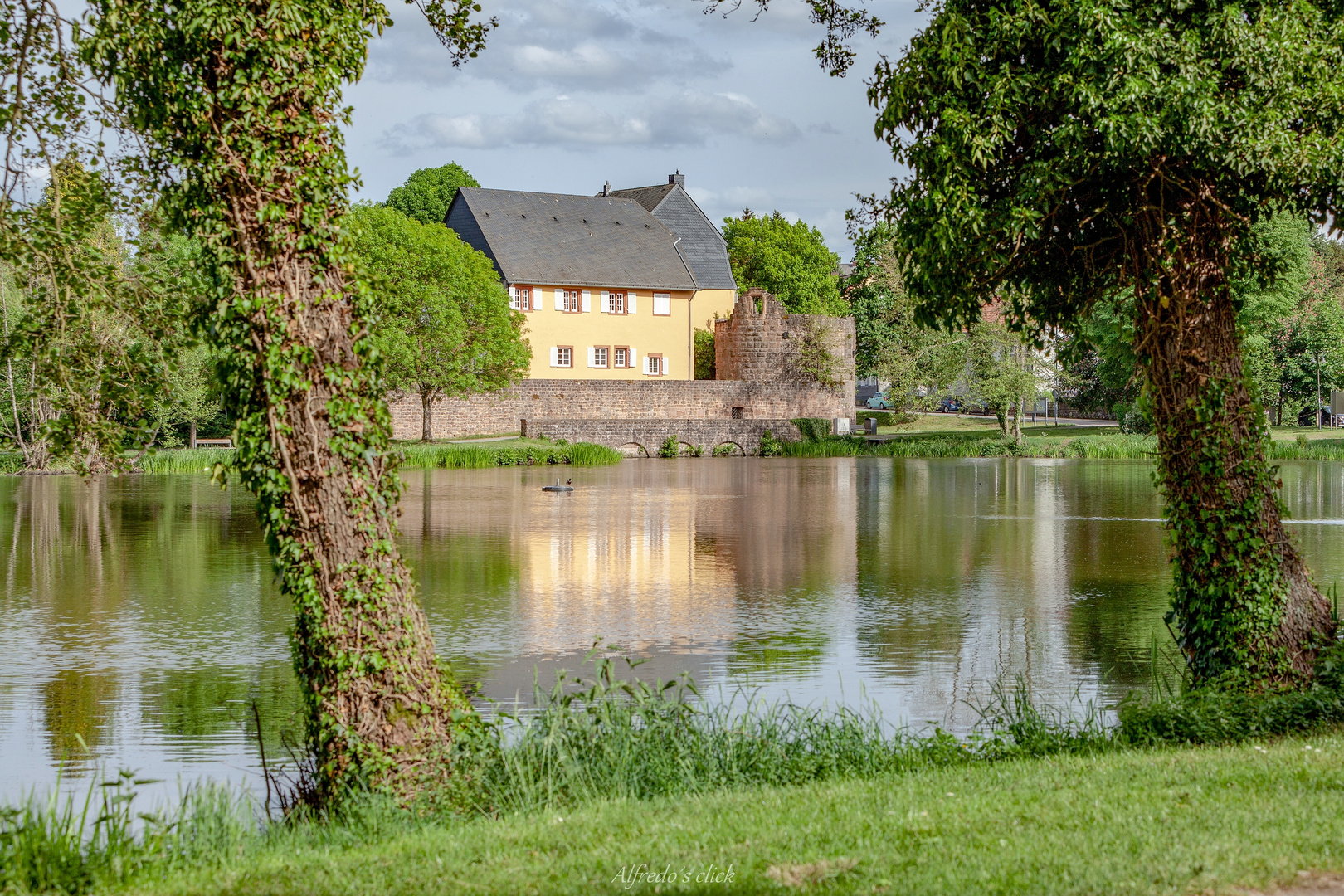 Blick auf Schloß Gustavsburg über den Erbacher See-Jägersburg