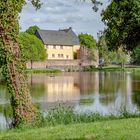 Blick auf Schloß Gustavsburg über den Erbacher See-Jägersburg