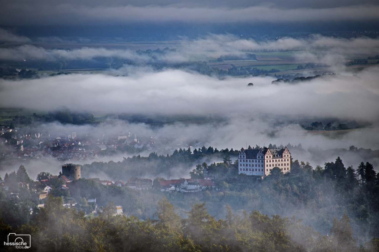 Blick auf Schloss Lichtenberg  im Frühnebel