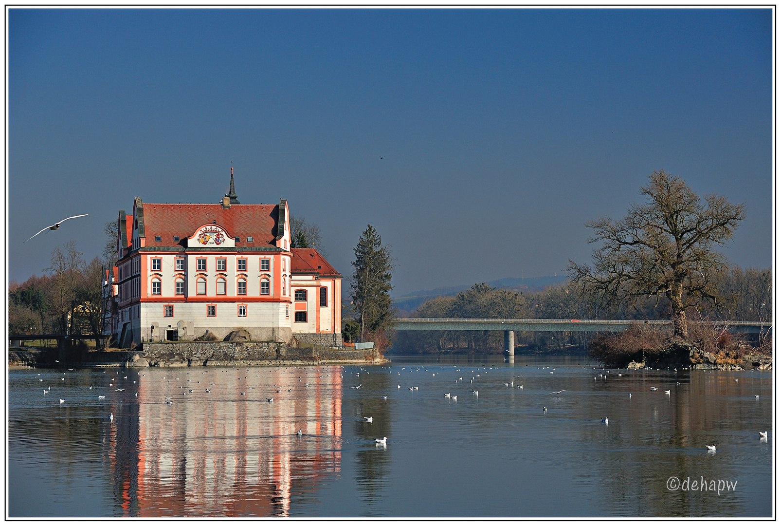 Blick auf Schloß Neuhaus am Inn