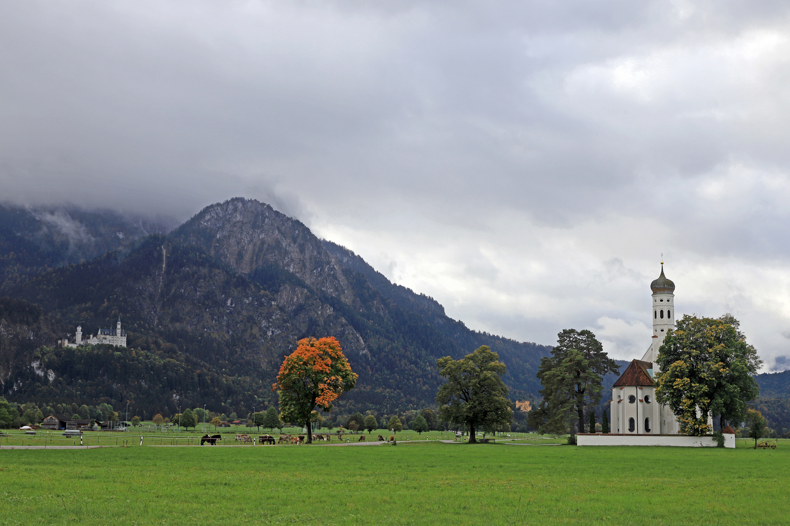 Blick auf Schloss Neuschwanstein, Schloss Hohenschwangau (zwischen den Bäumen) und St. Coloman