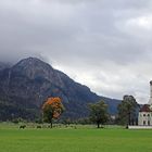 Blick auf Schloss Neuschwanstein, Schloss Hohenschwangau (zwischen den Bäumen) und St. Coloman