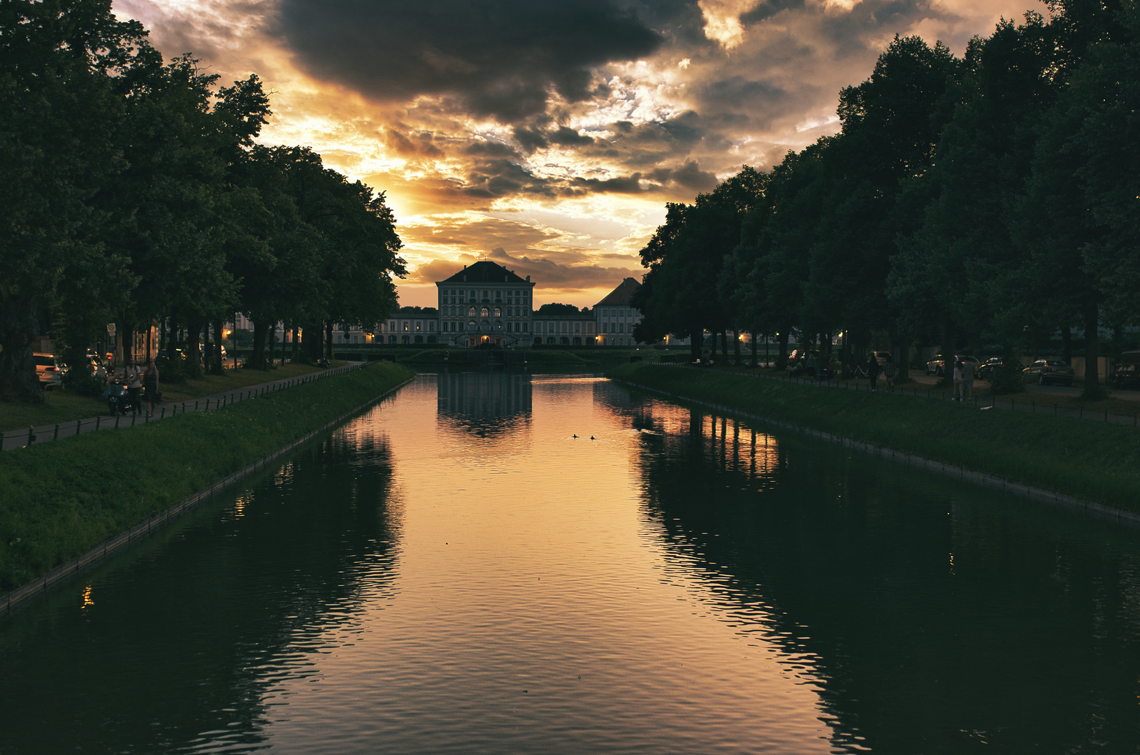 Blick auf Schloss Nymphenburg in der Dämmerung