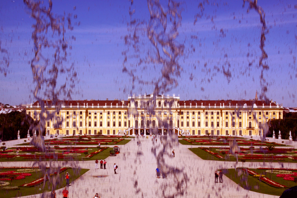 Blick auf Schloss Schönbrunn durch den Neptunbrunnen