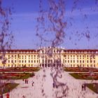 Blick auf Schloss Schönbrunn durch den Neptunbrunnen