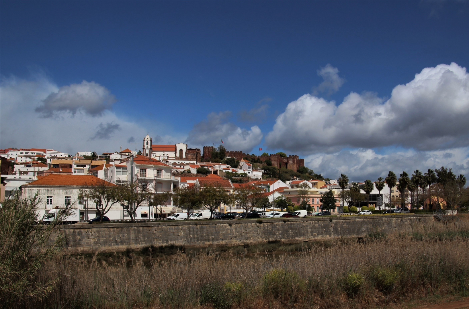 Blick auf Silves mit Burg und Kirche