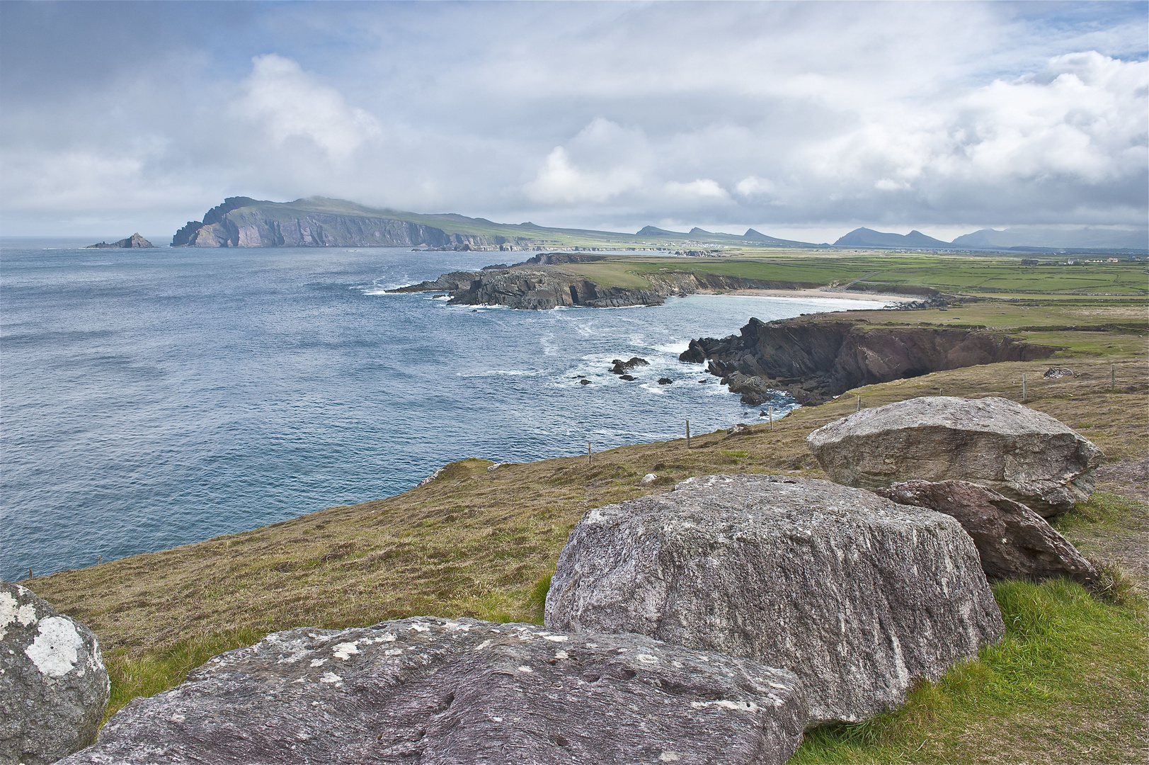 Blick auf Smerick Harbour am Slea Head Drive