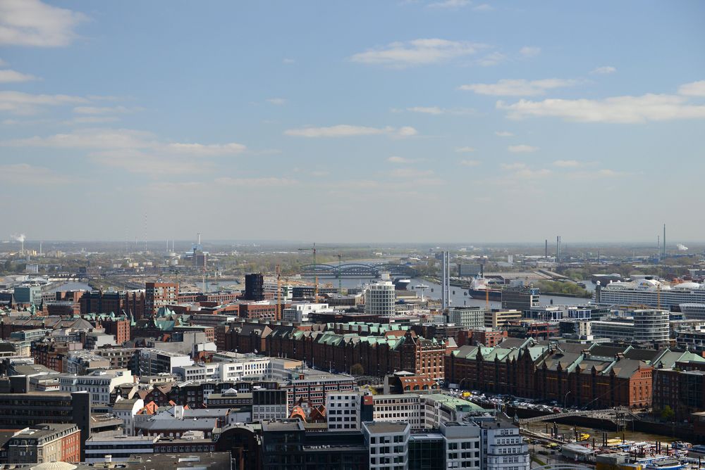 Blick auf Speicherstadt bis Elbbrücken